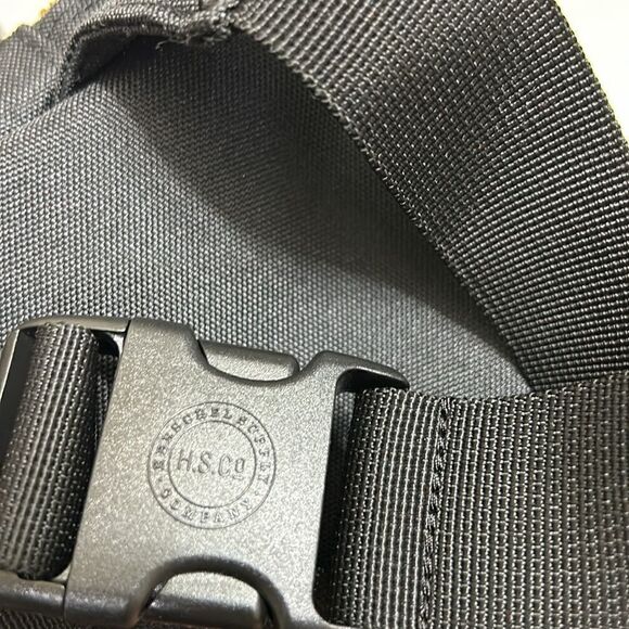 Herschel Supply Co Black Fanny Pack.NWT - Picture 4 of 8